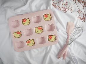 蛋糕烤好后取出晾凉，然后脱模。