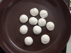 棉花糖放入不粘锅小火加热至融化，用勺子舀入马卡龙上，盖上另一块马卡龙上，轻轻捏紧即可（这一步忘记拍照）