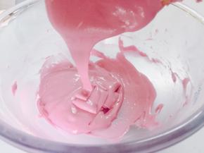 拌好的面糊呈现飘带状