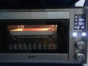 广东、浙江天气潮湿，3-8月份建议用烤箱凉皮，上下火50度，8-10分钟即可。如果比较干燥的地区可以自然晾，时间要久一点