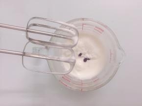 继续打至出现浅小纹路加入第二次细砂糖，用牙签挑一点色粉进去，不用太多