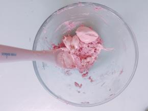 第三次加入蛋白霜用翻拌的手法混合至看不见蛋白，这一步千万不可以用压拌