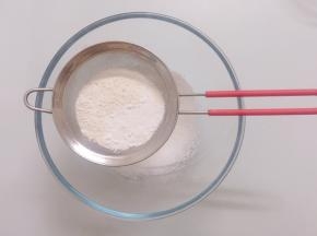 低筋面粉、糖粉过筛2次备用