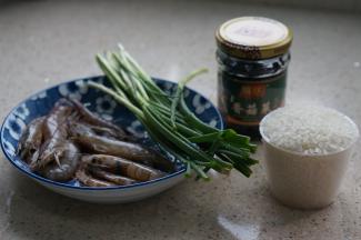 备好所用食材，大米2杯，冻虾1份，葱适量，香菇菜2茶匙。