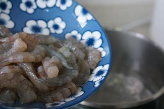 然后煮锅里加水煮开，将虾仁下锅煮至断生。