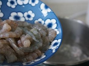 然后煮锅里加水煮开，将虾仁下锅煮至断生。