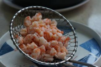 将熟透的虾仁改刀成丁备用。然后起锅配上香菇菜，生抽，配炒一下。