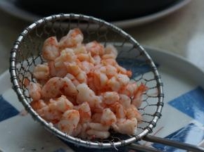 将熟透的虾仁改刀成丁备用。然后起锅配上香菇菜，生抽，配炒一下。