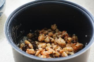 将事先炒好的香菇菜虾仁也一并加入。