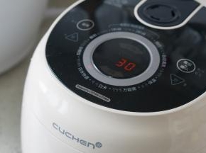 选择米饭快速煮模式进行烹煮。（显示屏闪的快，所显的内容不全）