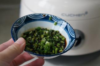 饭煮好之后，再配入适量的生抽及葱花，拌至饭粒挂味就可以。