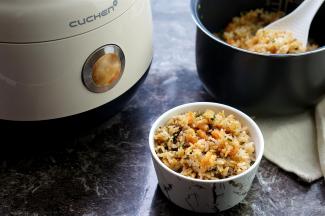 这样子一锅焖就超赞的香菇菜虾仁焖饭就完成啦。