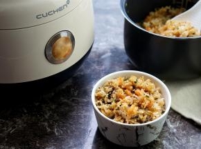 这样子一锅焖就超赞的香菇菜虾仁焖饭就完成啦。