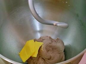 这时面团处于扩展阶段。加入室温软化的黄油，启动厨师机2档揉面15-20分钟，揉到有了不容易破的手套膜即可。
