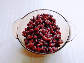 蜜豆我是买来的，自己做的也可以。(红豆提前泡，之后加糖煮熟即可）