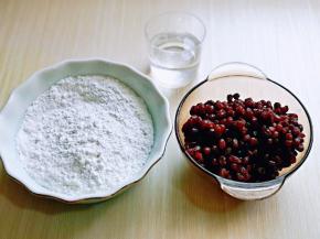 准备好糯米粉与纯净水。(虽然给了水的用量，但是不同品牌的糯米粉吸水性不同，所以请根据实际情况增减水量。)