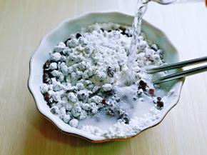 分次加入纯净水。