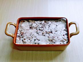 再把揉好的面团放入器具中，压平，轻轻按实。