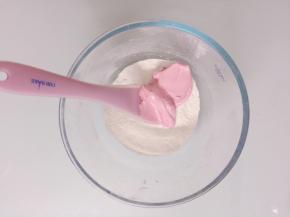 将1/3的蛋白霜和面粉混合用压拌的手法轻而外混合至看不见干粉