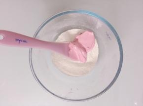 将1/3的蛋白霜和面粉混合用压拌的手法轻而外混合至看不见干粉