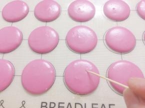 如果不能完全震出气泡，用牙签扎破气泡