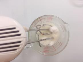 蛋清倒入无油无水容器中，打至出现鱼泡眼加入第一次细砂糖（蛋清最好用老蛋清，蛋清装入杯子用保鲜膜封住用牙签扎小孔放入冰箱三天后使用）