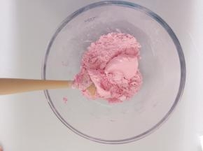 再加入第二次蛋白霜用同样方法混合均匀