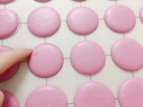 用手轻轻按一下，不沾手，这样软壳就出来了，凉皮就好了