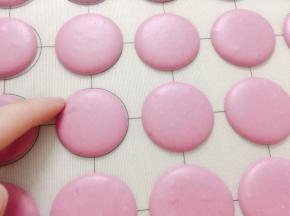 用手轻轻按一下，不沾手，这样软壳就出来了，凉皮就好了