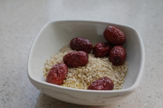 备好所用食材，半杯的糙米，半杯的小米，1把红枣。