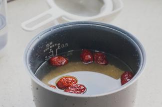 控水好的食材入电饭煲内胆里，并加入煮粥的水量，比纯大米的水量要多一点。