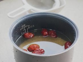 控水好的食材入电饭煲内胆里，并加入煮粥的水量，比纯大米的水量要多一点。
