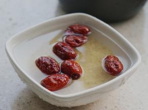 将食材提前泡洗一下，然后再将红枣捏碎。