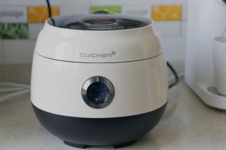 经过一个半小时的煮制，最后再加入桂花及适量的冰糖调味就可以。