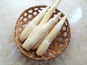 茭白挑选个头匀称一些的，表皮光滑白嫩的，剥掉外面一层皮，把根部老的部分削掉
