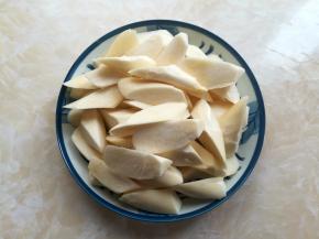 茭白清洗干净后，切成滚刀块