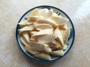 茭白清洗干净后，切成滚刀块