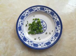 青椒清洗干净去籽，切成筷子尖大小的颗粒，忘了买葱花，青椒碎当葱花用