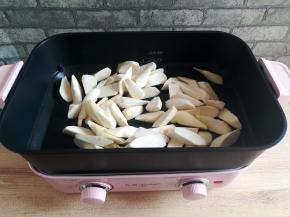 放入切好的茭白，大火翻炒几分钟断生