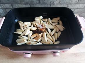 翻炒到茭白边缘有点微微焦黄的时候，放入酱油，料酒和白砂糖，盐一起翻炒