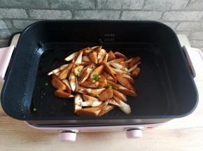 茭白均匀的翻炒上色后，可以尝一下，熟透了就可以关火出锅了，出锅前撒一些青椒碎，看起来会更有食欲。