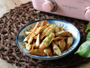 油焖的茭白鲜嫩清甜，简单的炒一下，吃起来像吃肉似的