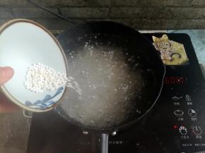 用有深度的小锅烧一锅水，水滚开以后放入西米，一开始要搅拌一下，防止糊底，再次煮开后，盖上锅盖中火煮15分钟