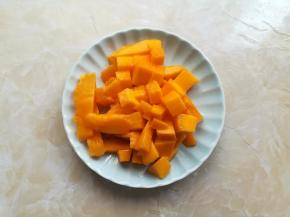 煮西米的时候，把芒果对半切开，在带芒果皮的果肉上划格子，用小刀把芒果肉切下来