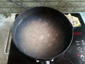 西米煮到中间有小白点，继续煮完设定的时间，关火焖10分钟没有白点，西米煮好了