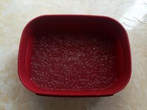 西米煮好以后，过凉水泡一下，用滤网过滤掉有些粘手的的水份