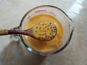 把芒果奶昔倒进杯子里，加入西米搅拌一下