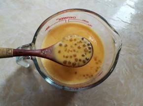 把芒果奶昔倒进杯子里，加入西米搅拌一下