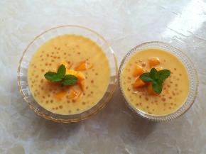 把混合好的芒果西米露放入甜品碗里，放上适量的芒果肉