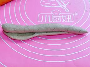 再卷成长条状，搓成圆柱形，一边尖，一边压扁，如图。